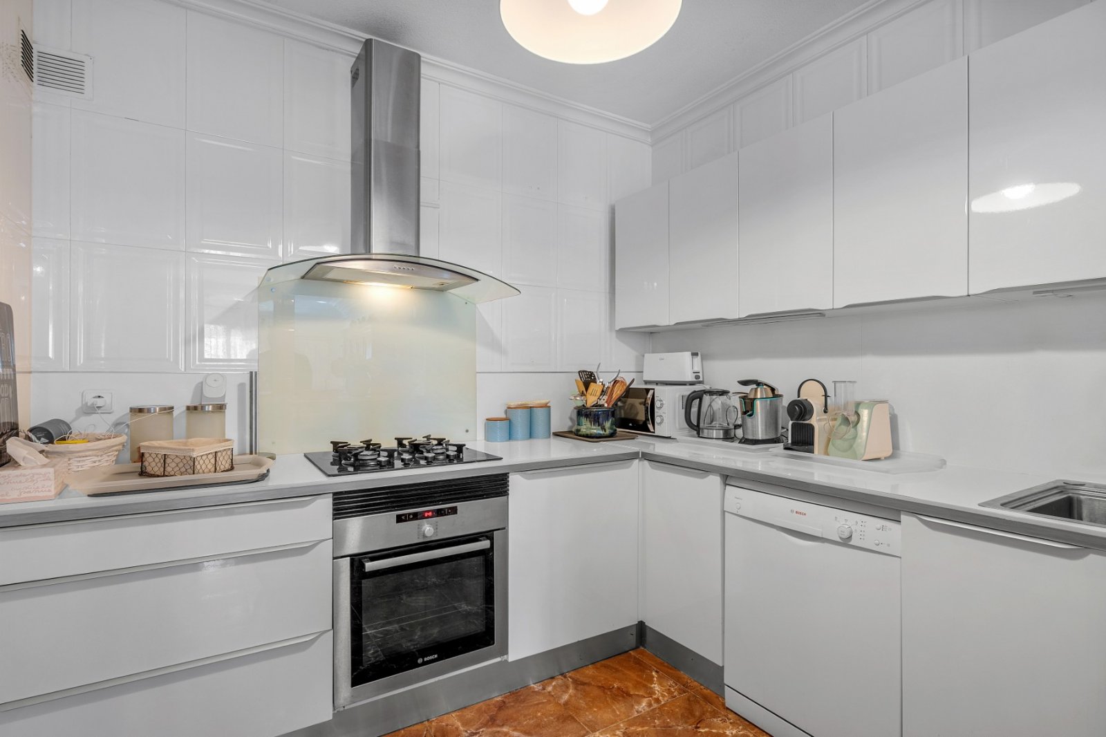   Thanks to the quiet location, away from the street, you enjoy complete privacy and a green, relaxed environment in the beautifully landscaped southe