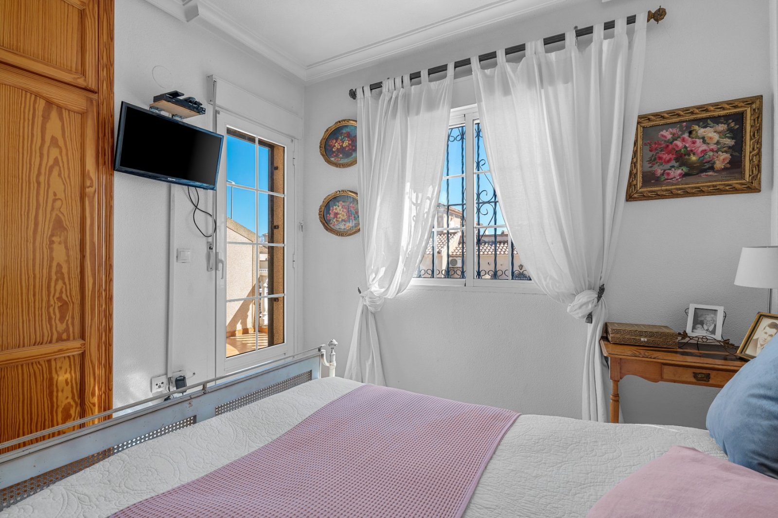   Thanks to the quiet location, away from the street, you enjoy complete privacy and a green, relaxed environment in the beautifully landscaped southe