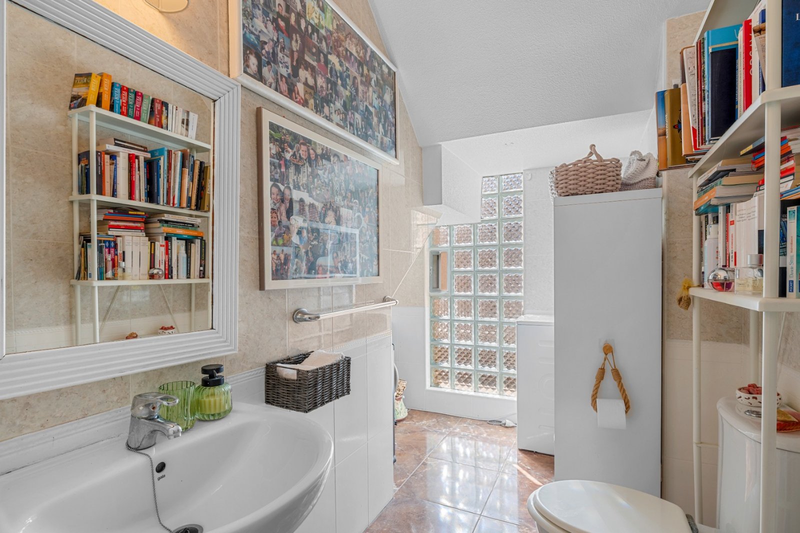   Thanks to the quiet location, away from the street, you enjoy complete privacy and a green, relaxed environment in the beautifully landscaped southe