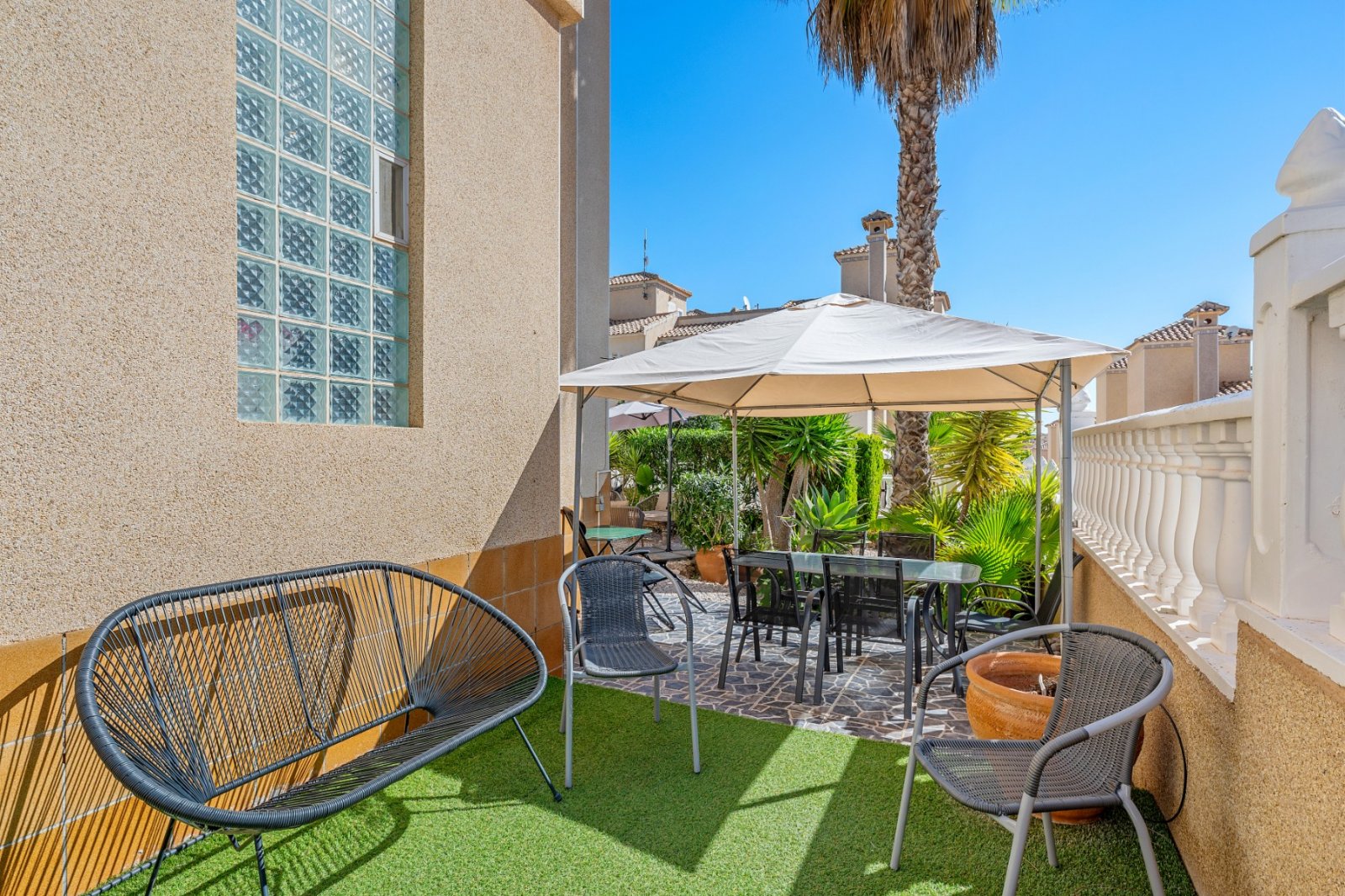   Thanks to the quiet location, away from the street, you enjoy complete privacy and a green, relaxed environment in the beautifully landscaped southe
