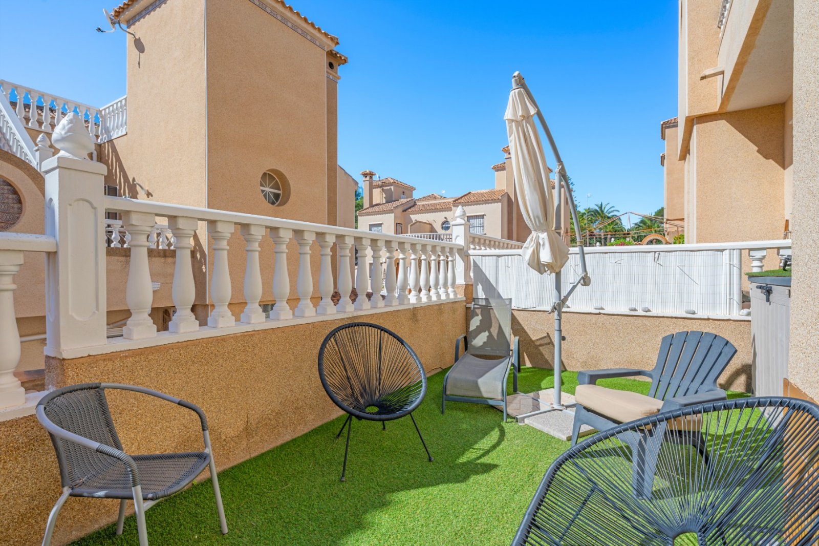   Thanks to the quiet location, away from the street, you enjoy complete privacy and a green, relaxed environment in the beautifully landscaped southe