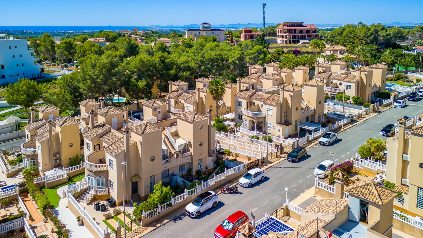   Thanks to the quiet location, away from the street, you enjoy complete privacy and a green, relaxed environment in the beautifully landscaped southe