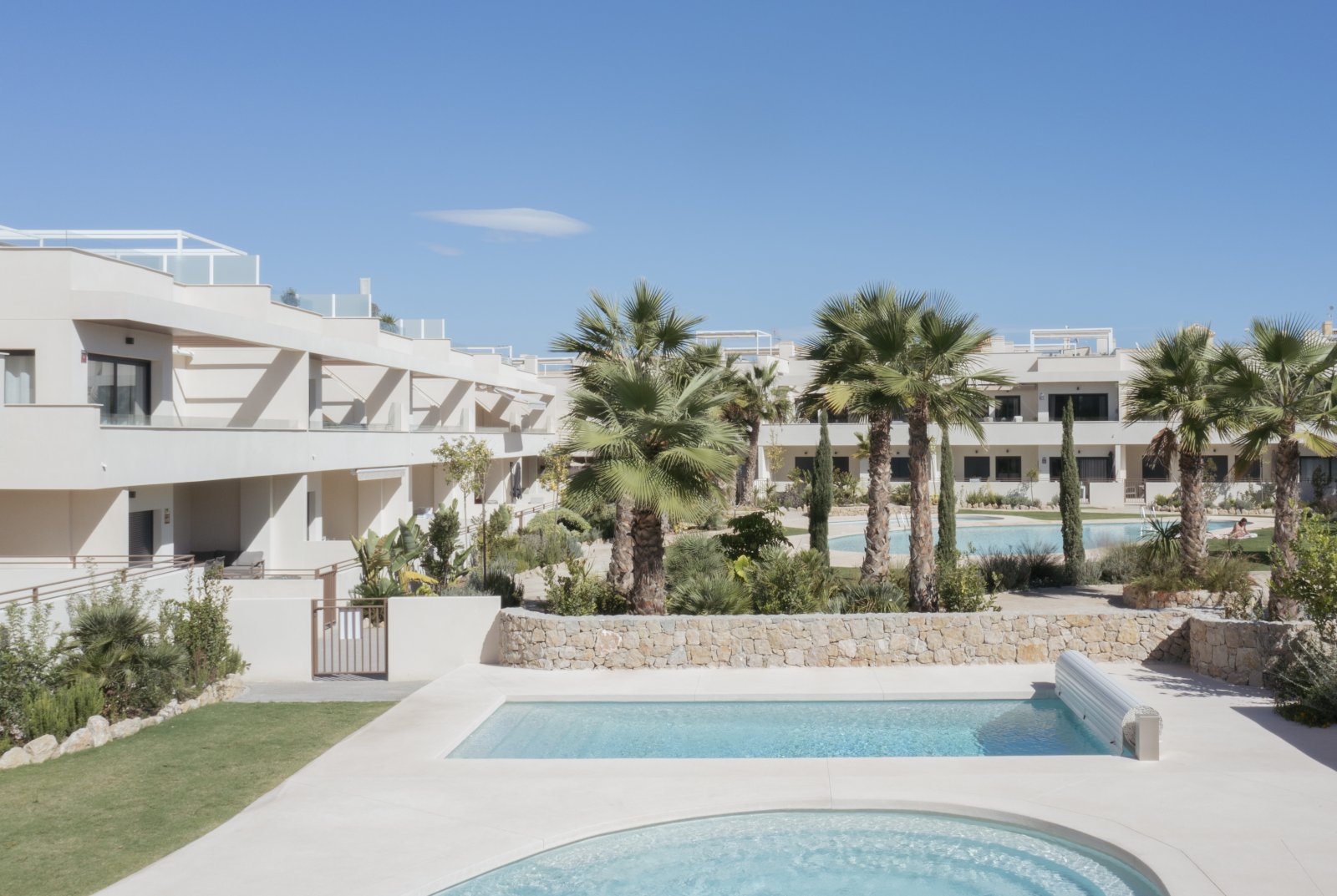 In der charmanten Stadt Torrevieja gelegen, bietet diese Wohnanlage eine Auswahl von 55 Bungalows, die darauf ausgelegt sind, die Bedürfnisse derjeni