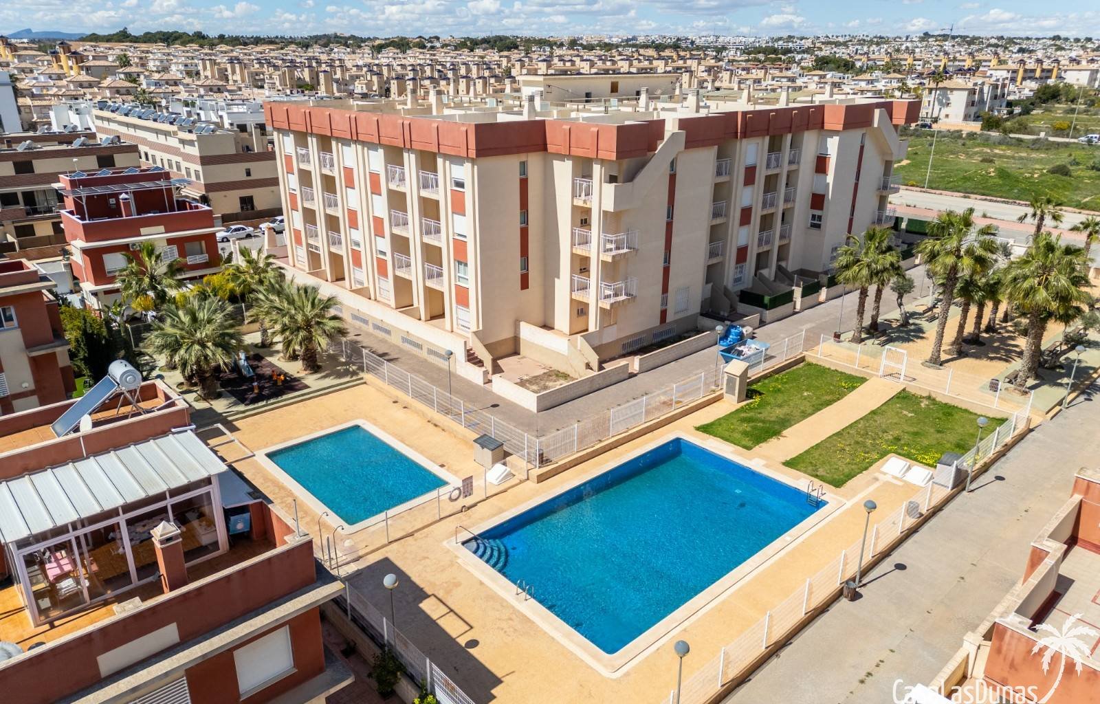  Diese charmanten spanischen Apartments liegen nur 2 Kilometer vom Sandstrand von Campoamor entfernt. Sie bieten Modelle mit einem oder zwei Schlafzim