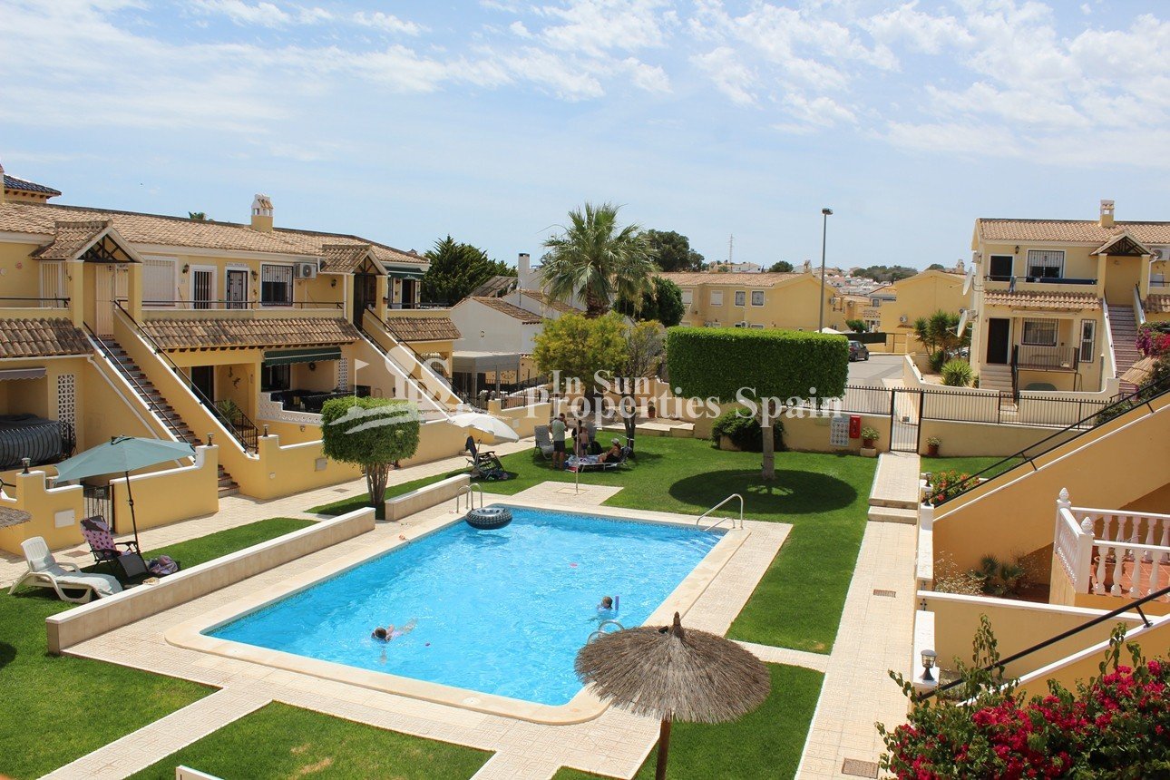 
												In der etablierten Gegend von LOMAS DE GOLF-VILLAMARTIN AREA haben wir dieses gemütliche, komplett renovierte und modernisierte TOP FLOOR