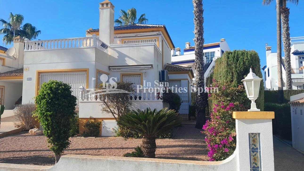 
												Diese charmante 123m2 freistehende Villa auf einem Grundstück von 282m2 befindet sich in Rioja VILLAMARTIN AREA in fußläufiger Entfernung