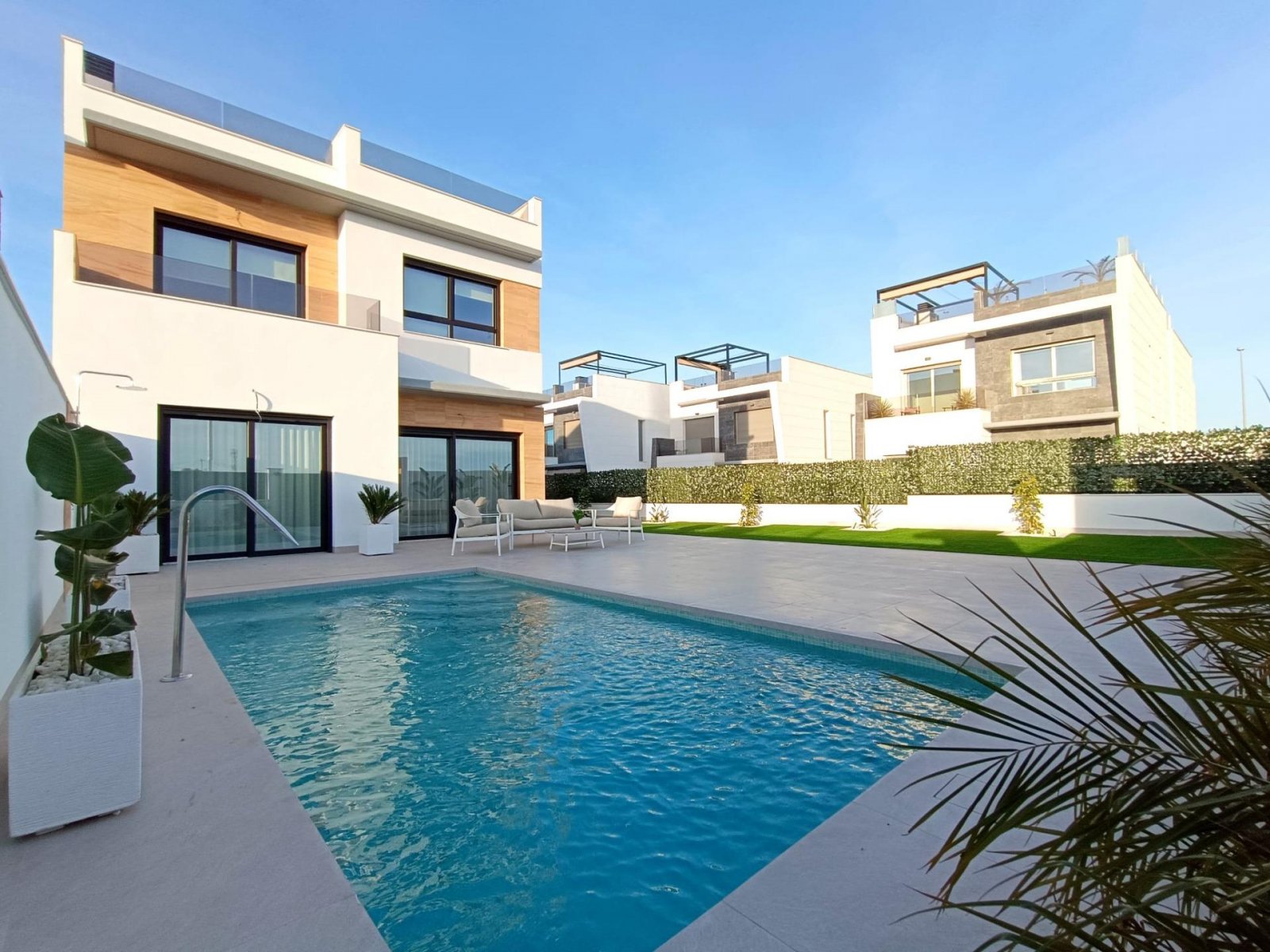 
												Luxuriöse Neubau-Doppelhaushälften in Benijófar, Costa Blanca

Erstklassige Lage in Benijófar mit bequemem Zugang zu Annehmlichkeiten

Er