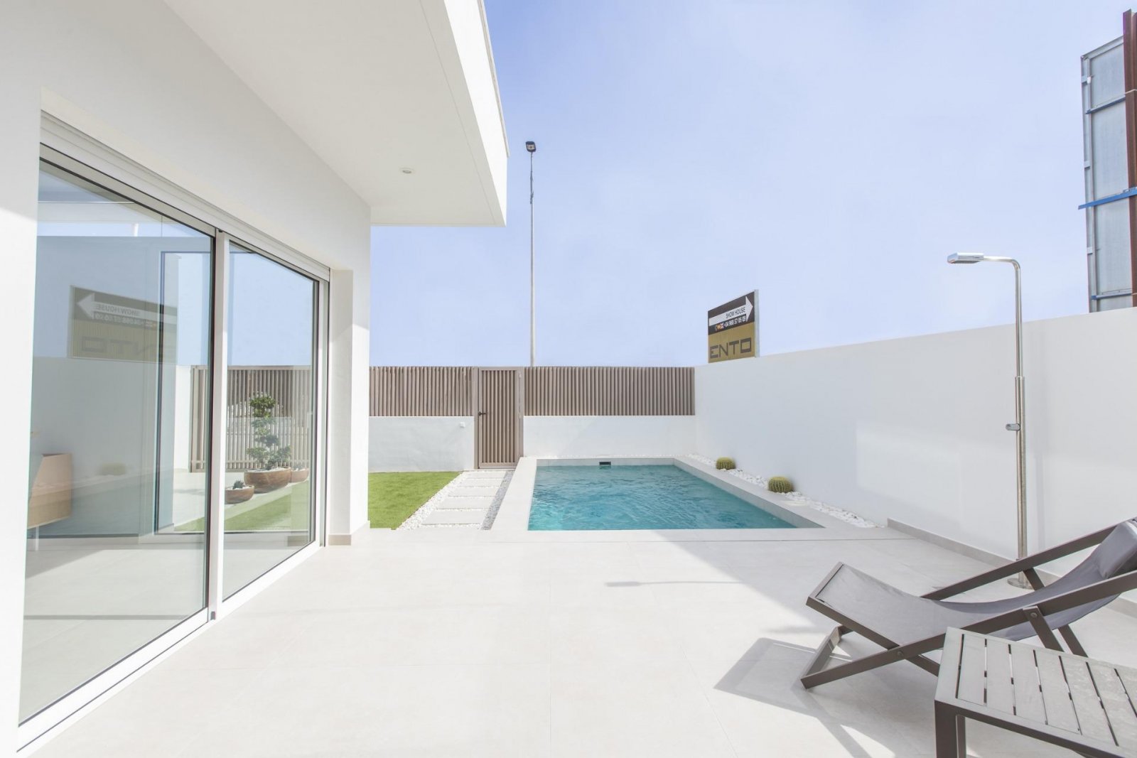 
												NEUBAU VILLEN IN SAN JAVIER

Neubauprojekt von freistehenden Villen in San Javier.

Die Neubauvillen verteilen sich auf zwei Etagen plus 