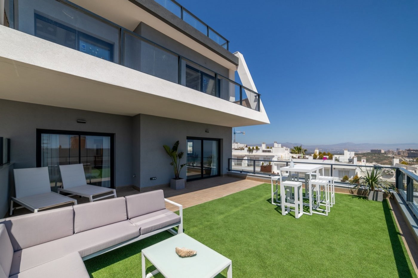 
												NEUE WOHNUNGEN ZU VERKAUFEN, 20 MINUTEN VON ALICANTE und ELCHE, COSTA BLANCA
 
 Neue Wohnanlage mit 170 Apartments in Gran Alacant, mit B