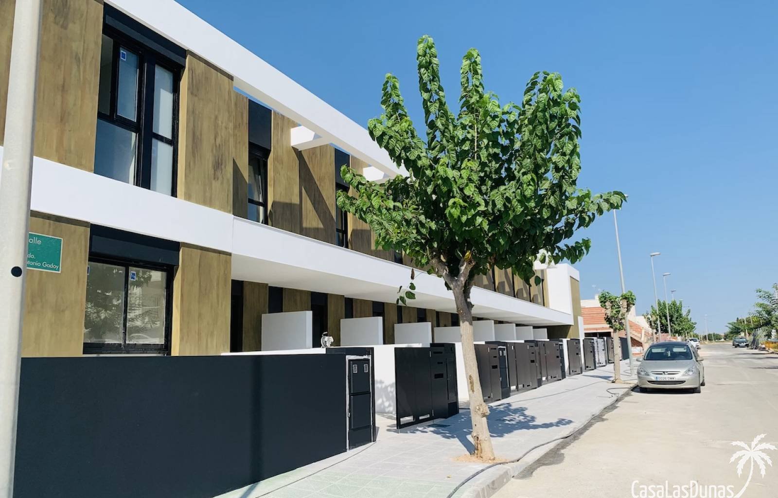  Dieses Neubauprojekt bietet Häuser mit 2 Schlafzimmern, 2 Bädern mit einer bebauten Fläche von 98 m². Mit folgender Ausstattung: Klimaanlage, private