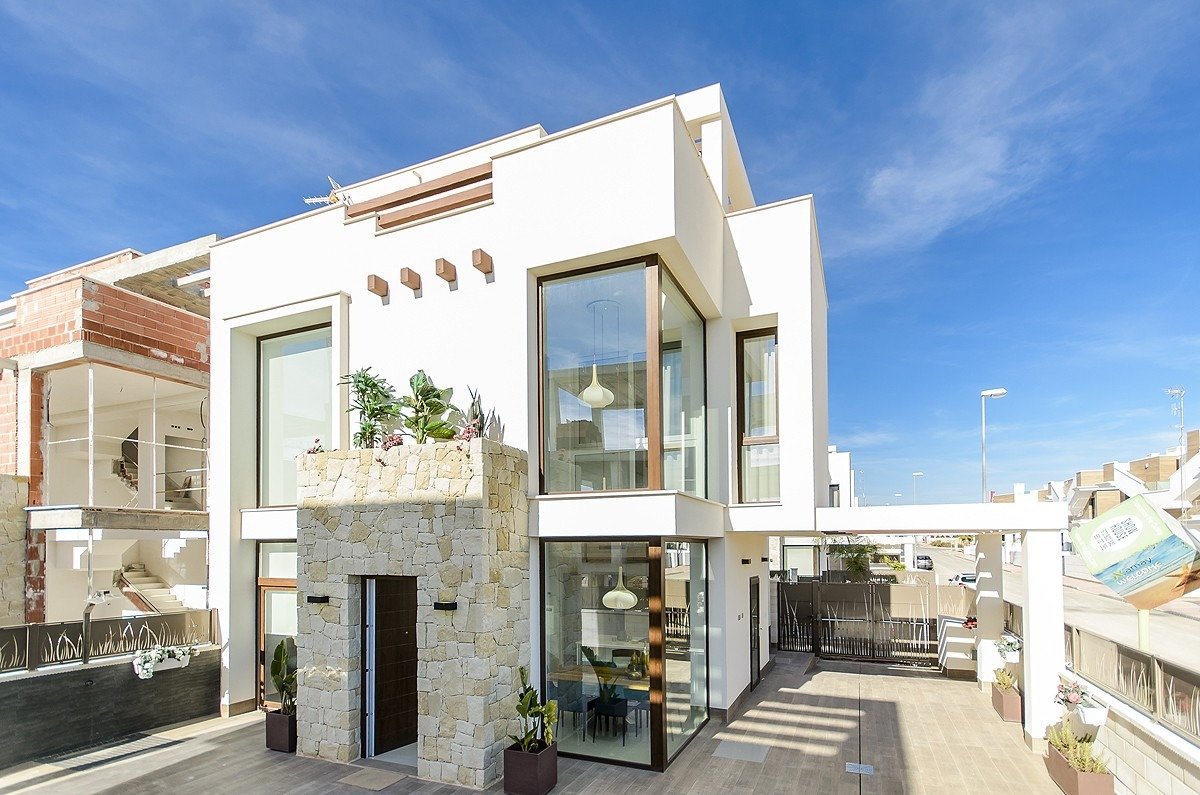 
												NEUBAU VILLEN IN PLAYA HONDA !!!
 
 Villen mit privatem Pool und Solarium, optional mit Keller und Garage gegen Aufpreis.
 
 Das Hotel li