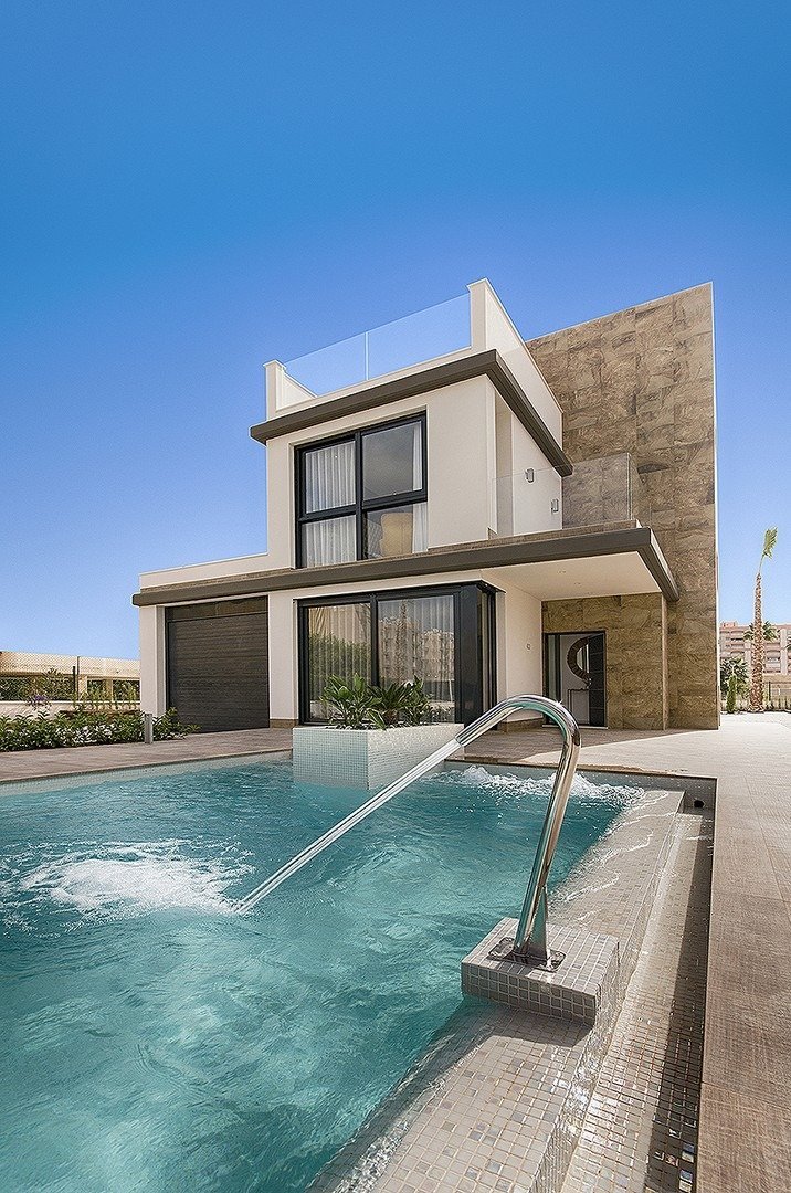 
												WONDERFUL NEW BUILD VILLA IN CAMPOAMOR, ORIHUELA COSTA nur 150m vom Meer entfernt.
Diese 157m2 Villa besteht aus 4 Doppelschlafzimmern (E
