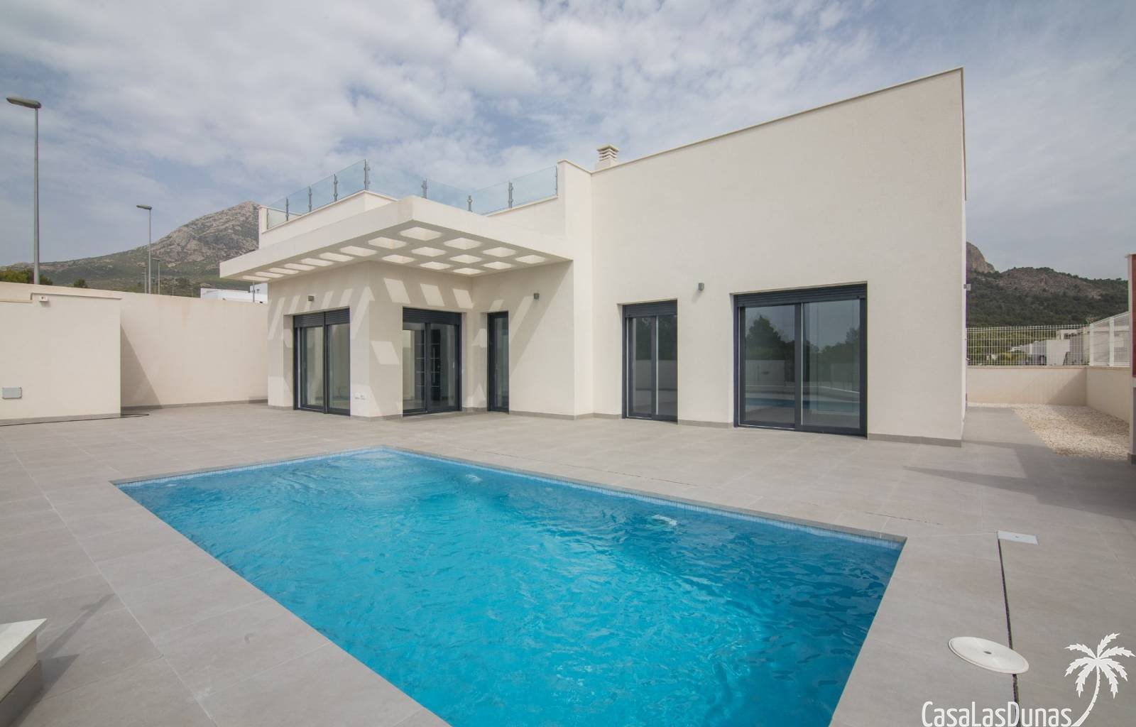  Schöne moderne Villa in Polop an der Costa Blanca Nord mit 3 Schlafzimmern und 2 Badezimmern, 1 davon en suite. Diese einstöckige Villa verfügt über 