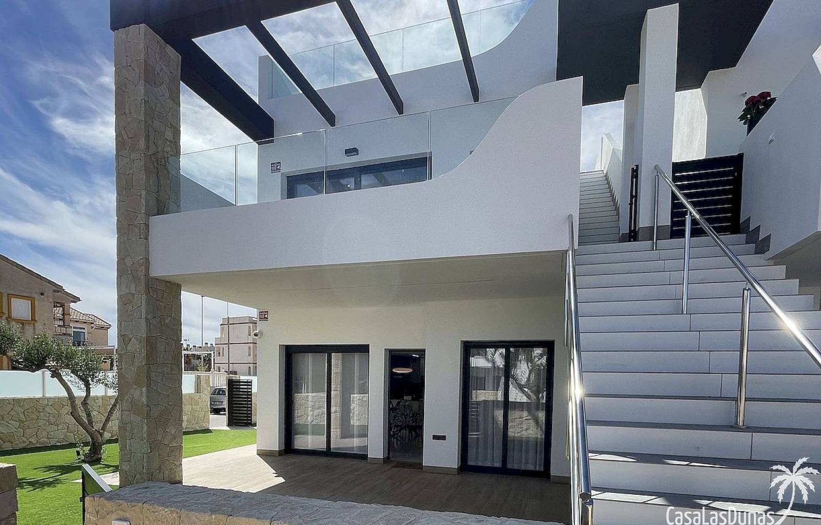  In Villamartin entsteht ein prächtiger Neubaukomplex mit 16 Doppelhäusern. Die modernen Apartments verfügen über 2 Schlafzimmer und 2 Badezimmer. Die