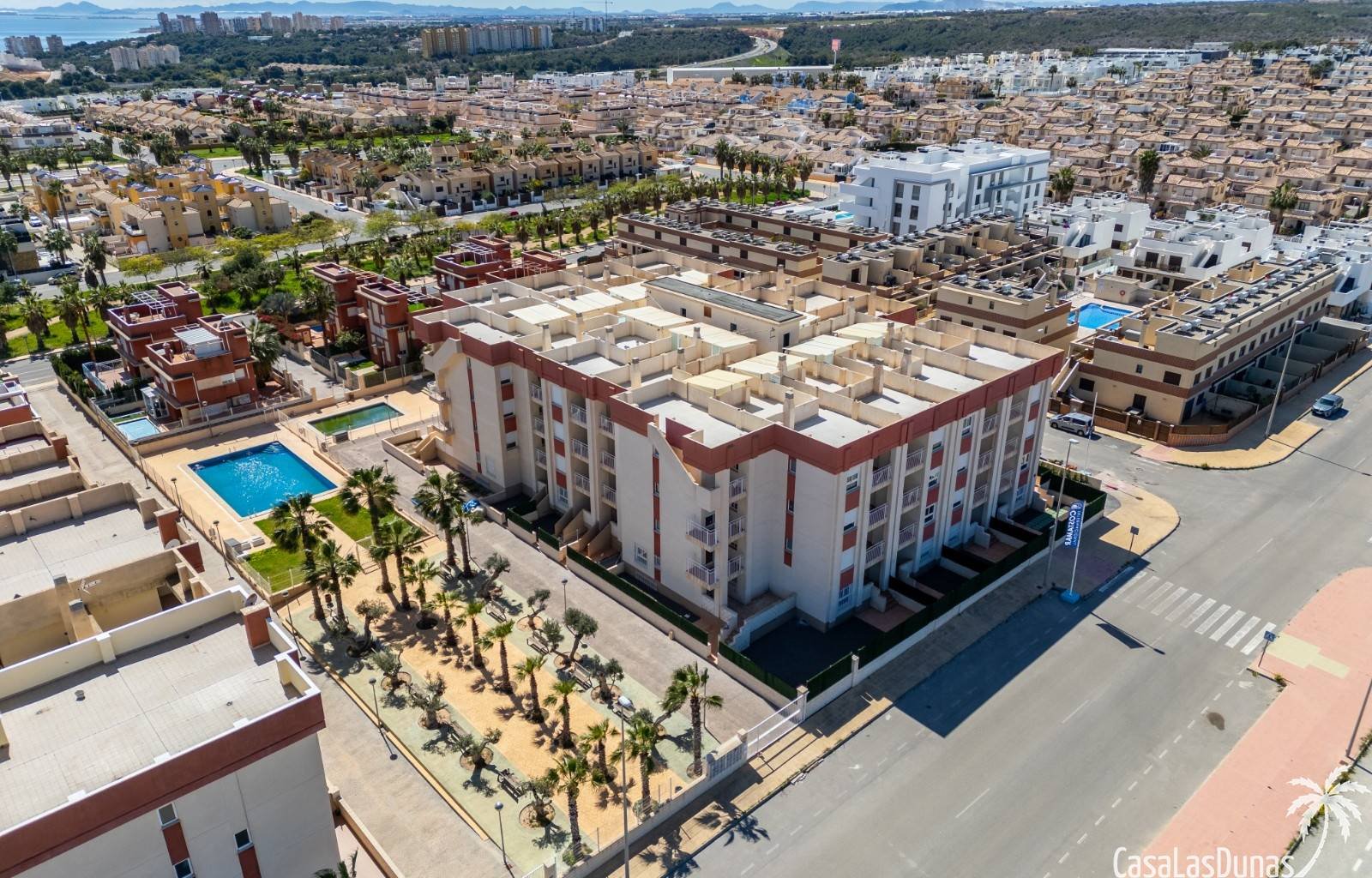  Diese charmanten spanischen Apartments liegen nur 2 Kilometer vom Sandstrand von Campoamor entfernt. Sie bieten Modelle mit einem oder zwei Schlafzim
