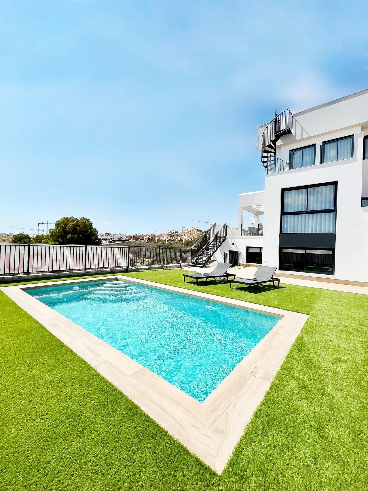 
												NEU GEBAUTE VILLEN IN LA FINCA GOLF

Neubau von 8 freistehenden Villen und Doppelhaushälften in La Finca Golf, Algorfa. 

Moderne Immobil