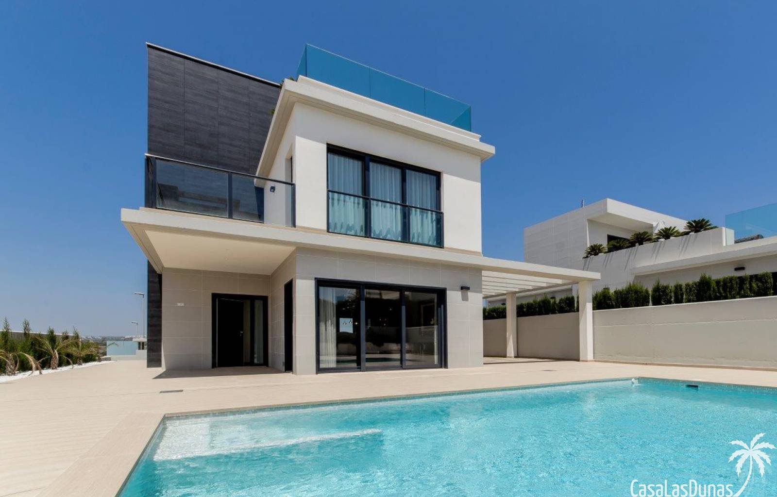 Diese Residenz, bestehend aus 16 freistehenden Villen, wird derzeit nur 3 Gehminuten von den ausgezeichneten Sandstränden von Mar Menor entfernt geba