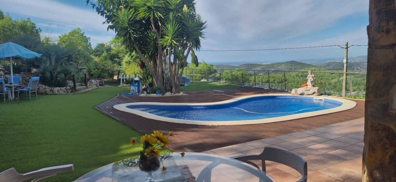 Nach Südwesten ausgerichtete Villa mit herrlichem Blick vom Wohnzimmer und Garten, mit Touristenlizenz. Das Anwesen hat eine sehr komfortable Aufteilu