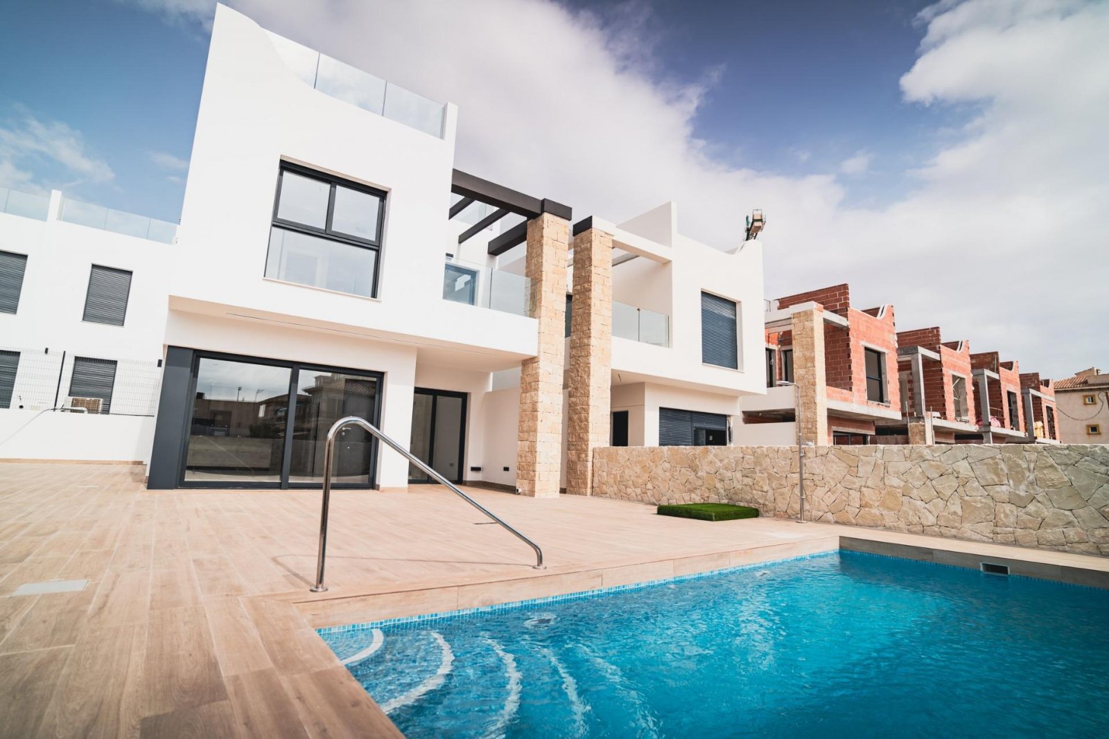 
												Neubausiedlung in Pilar de la Horadada - in Gehweite zu allen Annehmlichkeiten!

Diese 121m2 Wunderschöne Villa ist auf einem Grundstück 