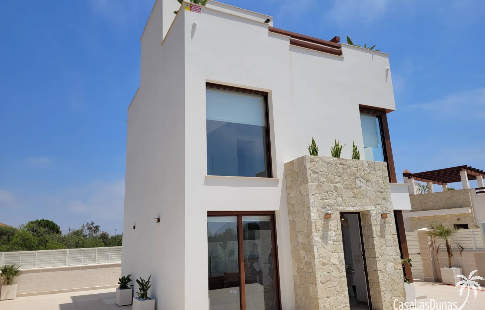  In dieser wunderschönen Villa am Strand atmen Sie Meer, Wärme, aber vor allem Fantasie und Ruhe. Es ist nur 200 Meter (!) von einem wunderschönen Str