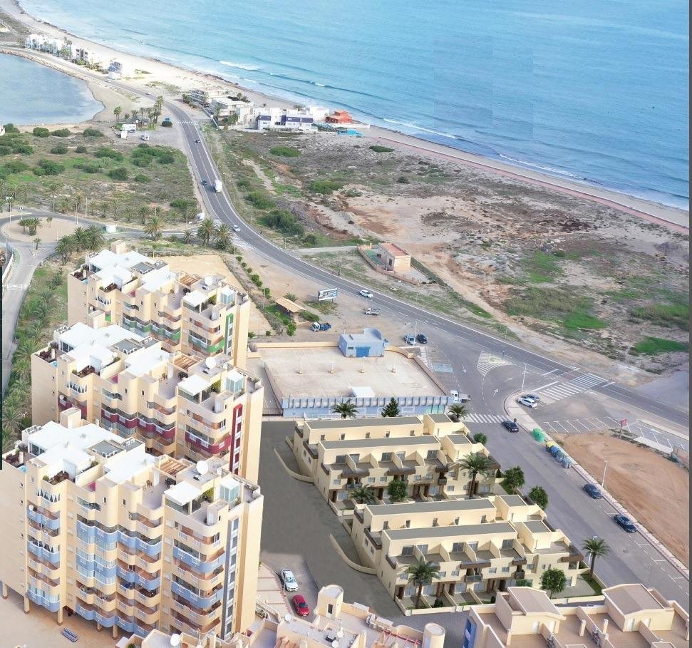 
												SCHÖNE STADTHÄUSER IN LA MANGA Diese Wohnanlage befindet sich bei km 14 von La Manga auf einem einzigartigen Grundstück, in der ersten Re