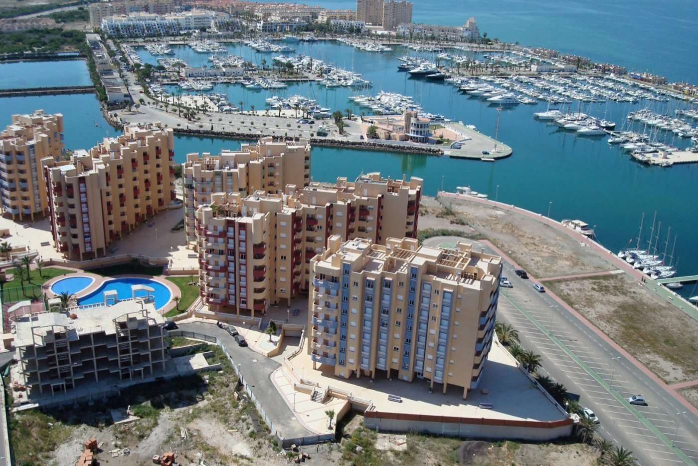 
												SCHÖNE WOHNUNGEN MIT MEERBLICK IN LA MANGA Diese Urbanisation befindet sich im größten Erweiterungsgebiet von La Manga. In dieser neuen U