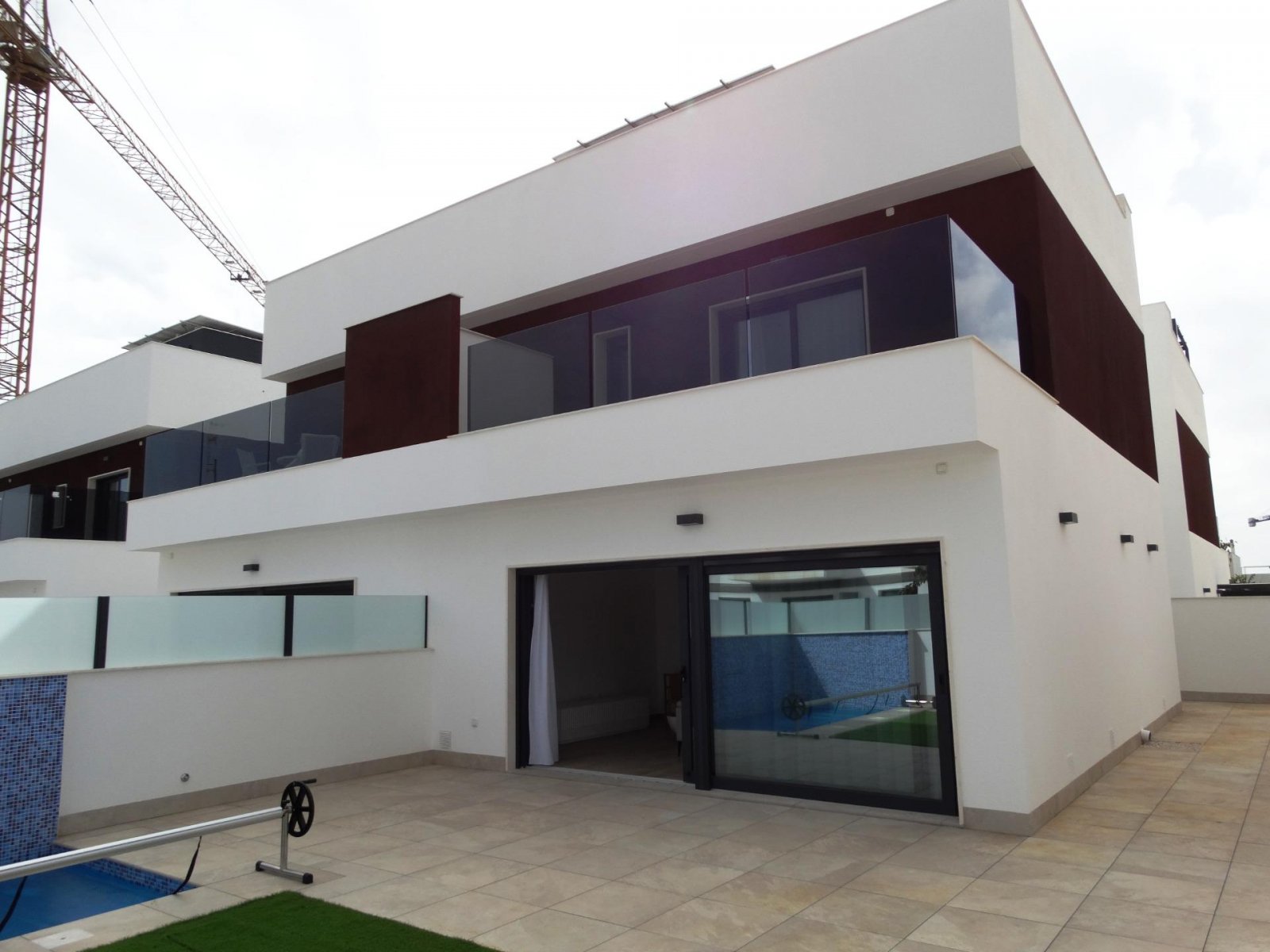 
												NEU GEBAUTE HALB-FREISTEHENDE VILLEN IN SANTIAGO DE LA RIBERA Neubau von 11 Reihenhäusern und Doppelhaushälften in Santiago de la Ribera,