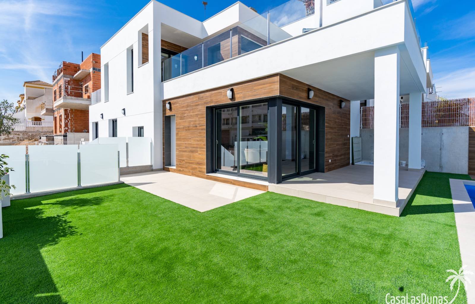  In diesem Projekt gibt es 20 Bungalows und nur 1 Villa. Das macht diese Villa sehr besonders und beliebt. Die Villa verfügt über 3 Schlafzimmer, 3 Ba