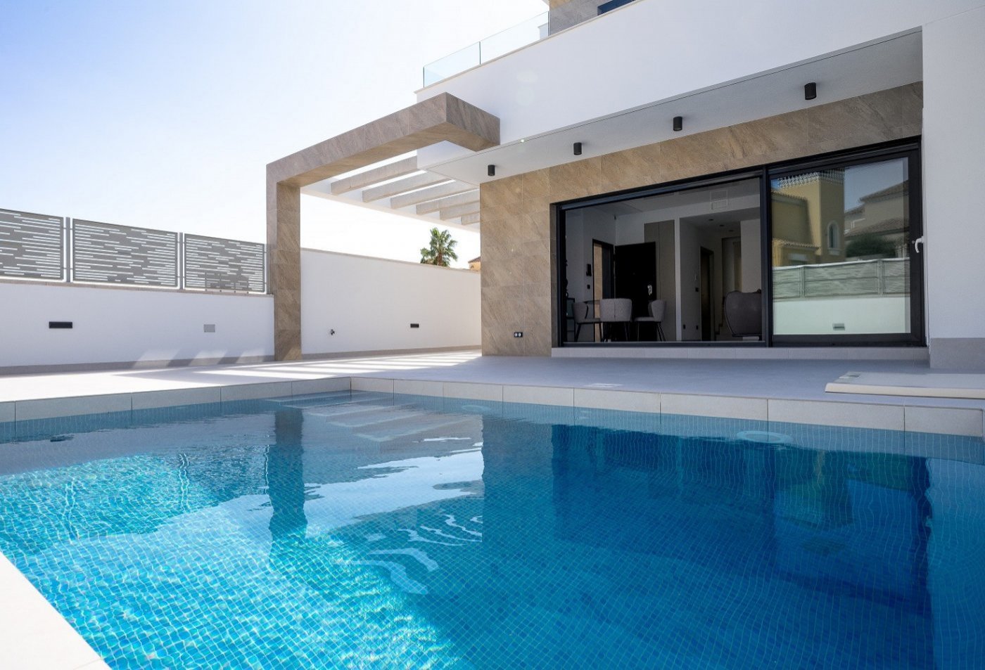
												MODERNE VILLA MIT ALLEN ANNEHMLICHKEITEN
 
 Wohnanlage entworfen, um mehr als 300 Sonnentage im Jahr zu genießen, hat die Villa ein unabh