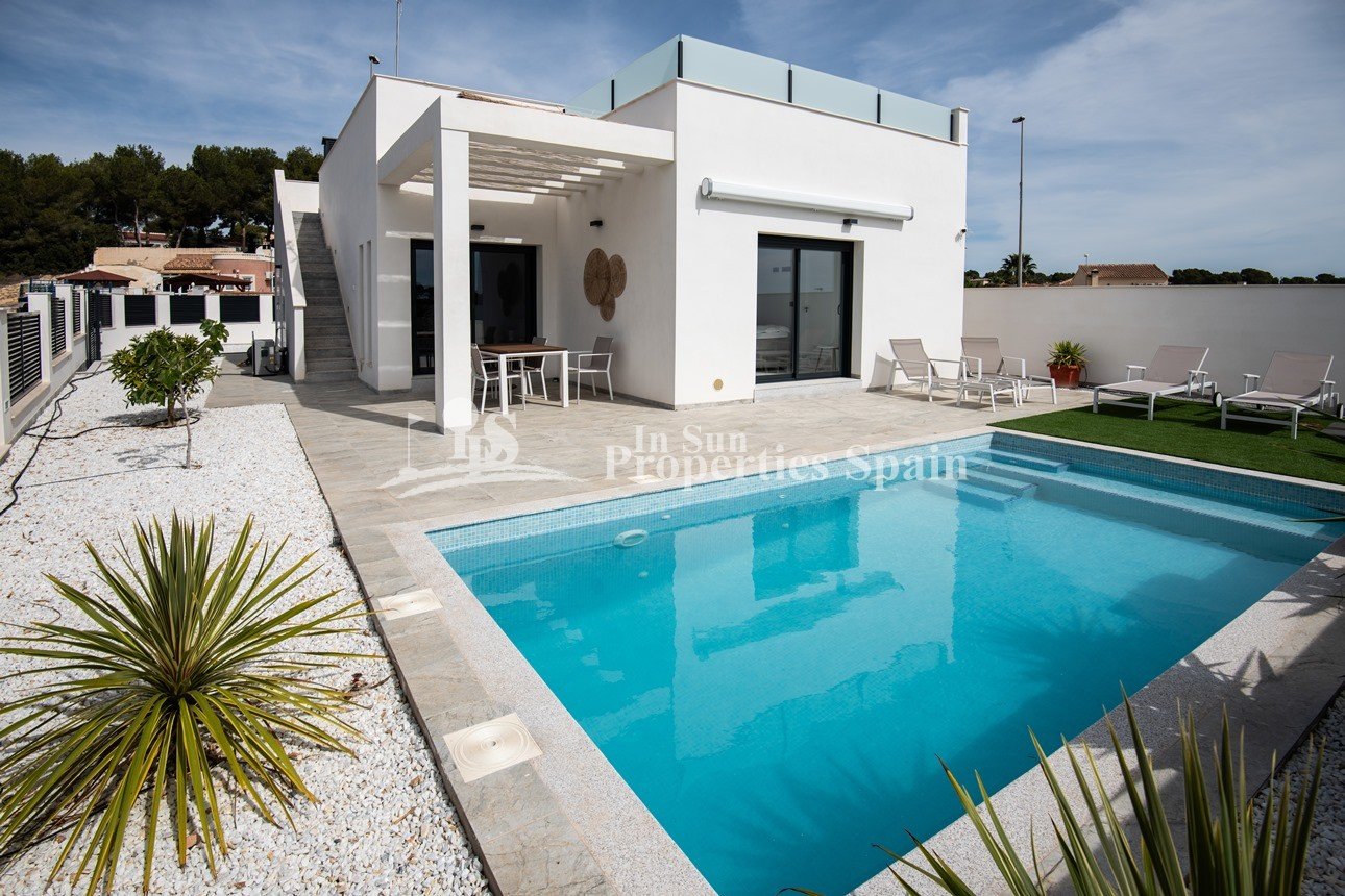 
												EXKLUSIVE MODERNE VILLA IN PINAR DE CAMPOVERDE, NEUBAU.
 
Diese 116m2 moderne Villa besteht aus 3 Schlafzimmern, 2 Bädern, einem offenen 