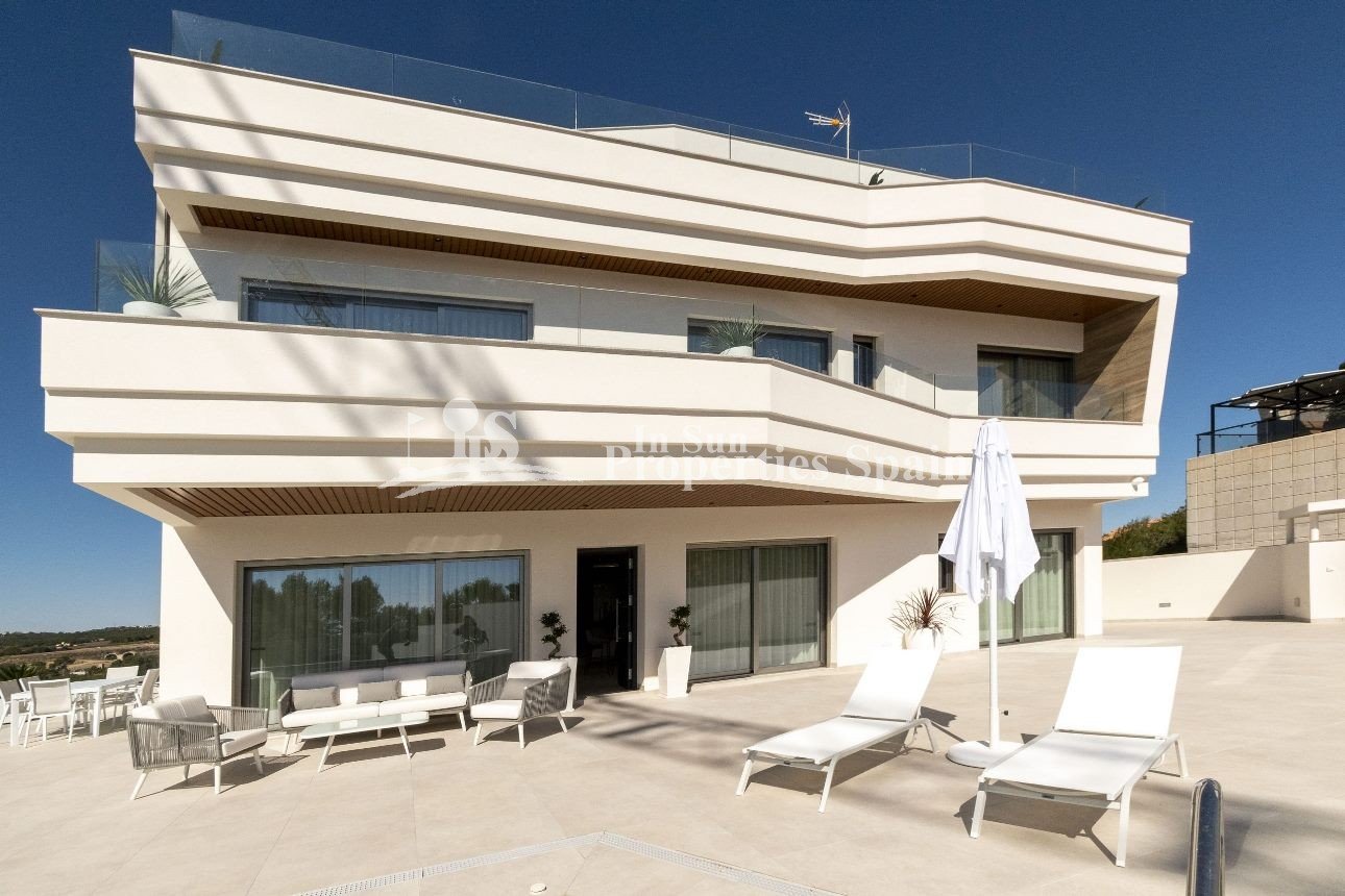 
												NEUBAU, FABELHAFTE LUXUS-VILLA, FREISTEHEND, IN CAMPOAMOR, ORIHUELA COSTA mit privatem Pool und Garten.
 
Diese 336m2 große Villa im mode