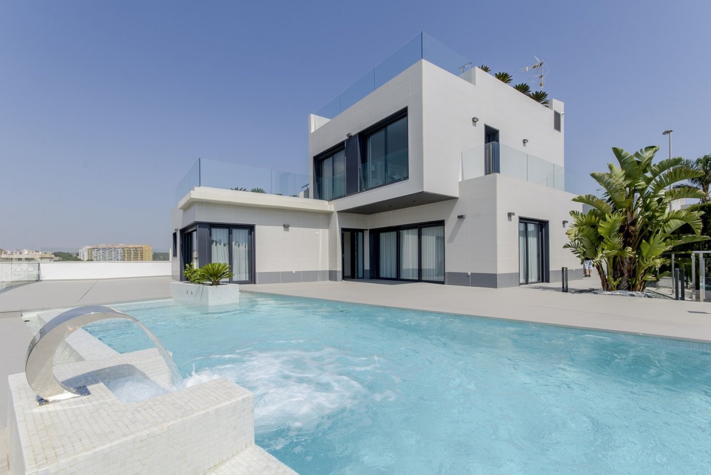 
												WONDERFUL NEW BUILD VILLA IN CAMPOAMOR, ORIHUELA COSTA nur 150m vom Meer entfernt.
Diese 193m2 Villa besteht aus 3 Doppelschlafzimmern (E