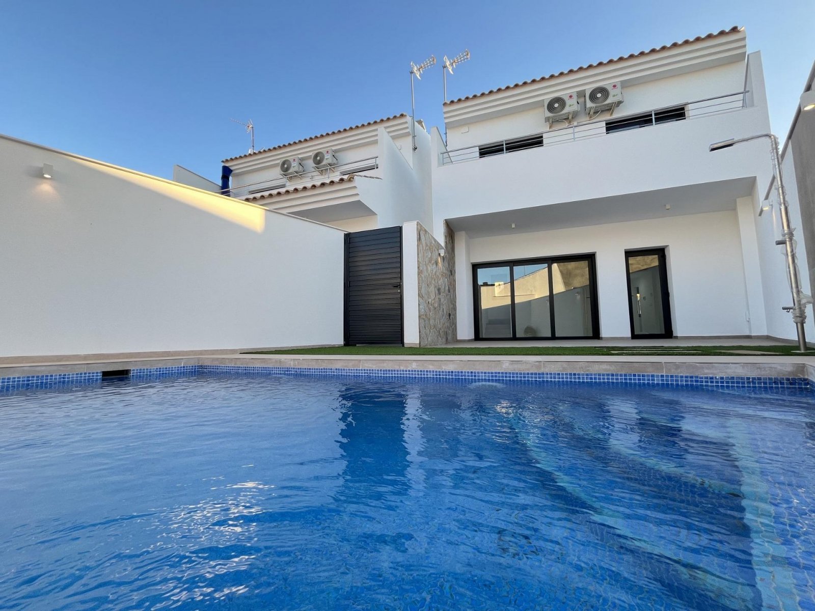 
												Schlüsselfertige Neubau-Villa mit privatem Pool, nur 500 m vom Strand in San Pedro del Pinatar entfernt

Exklusiver Neubau in erstklassig