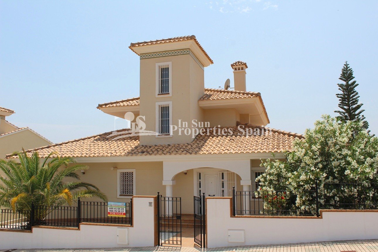 
												Wunderschöne Villa mit Blick auf den Golfplatz Campo de Campoamor, in einer schönen ruhigen Straße gelegen, ist diese außergewöhnliche fr