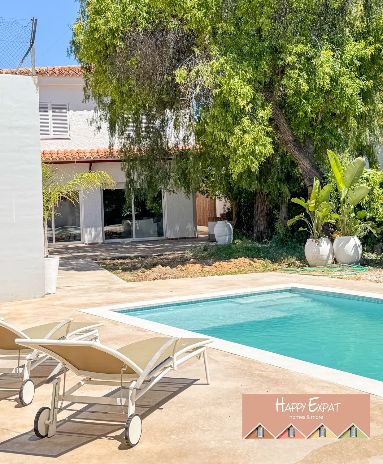 Dieses moderne Haus im mediterranen Stil, das 2024 neu renoviert wurde, befindet sich im Herzen von Sitges, nur einen kurzen Spaziergang von der Aveni
