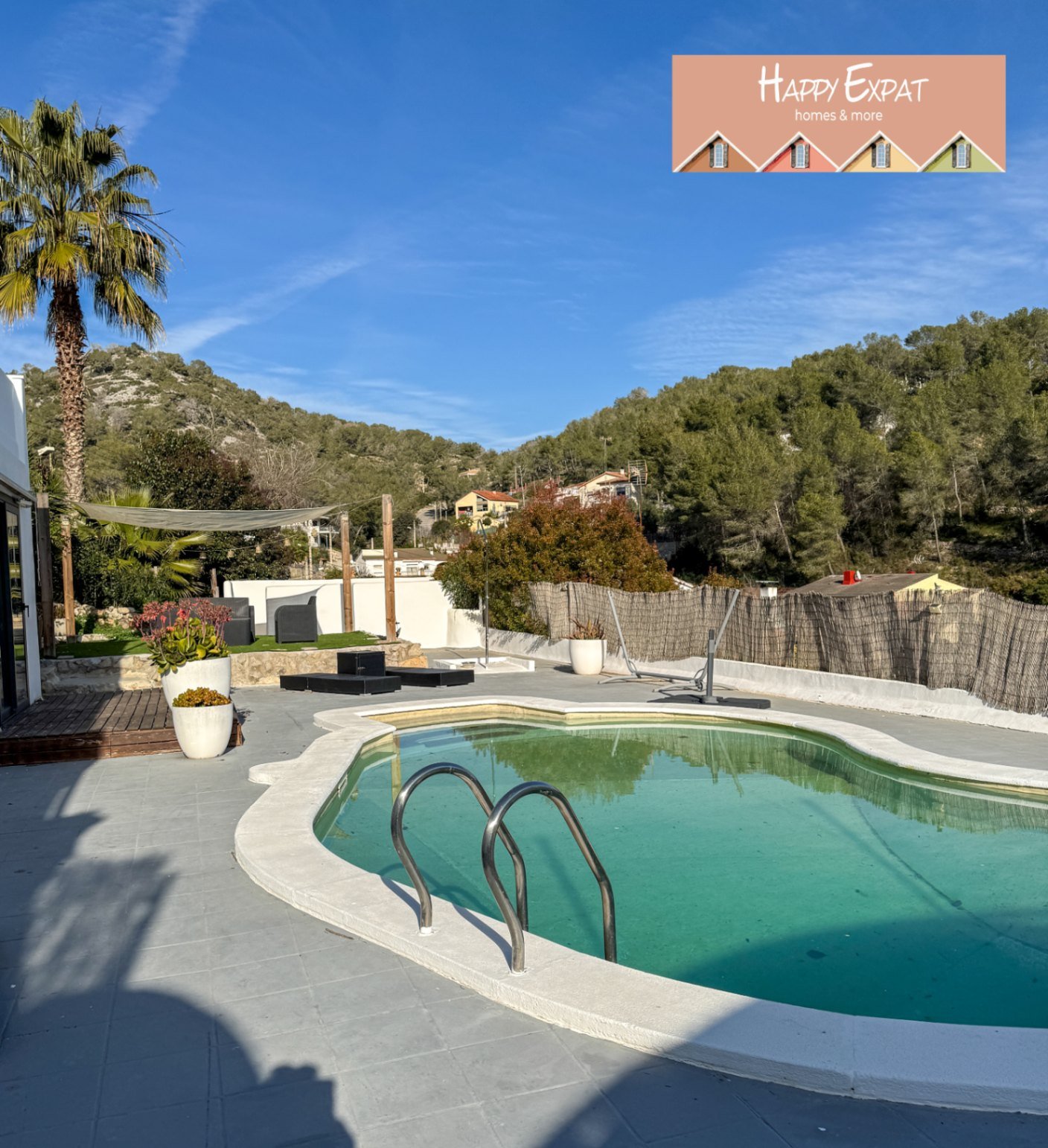 Helles Haus mit Touristenlizenz in Can Suria, im Garraf-Park, mitten in der Natur mit großem Pool, flachem Garten und herrlichem Blick auf die Berge. 
