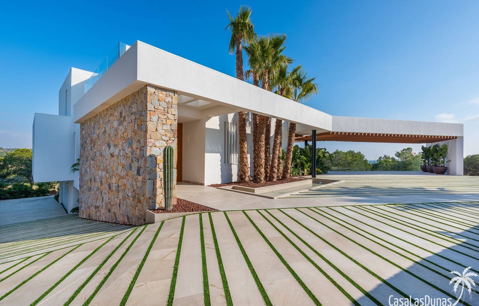  Diese wunderschöne Luxusvilla liegt in einer exklusiven Gegend, nur wenige Schritte vom Golfplatz Las Colinas entfernt. Die Villa besteht aus 4 Schla