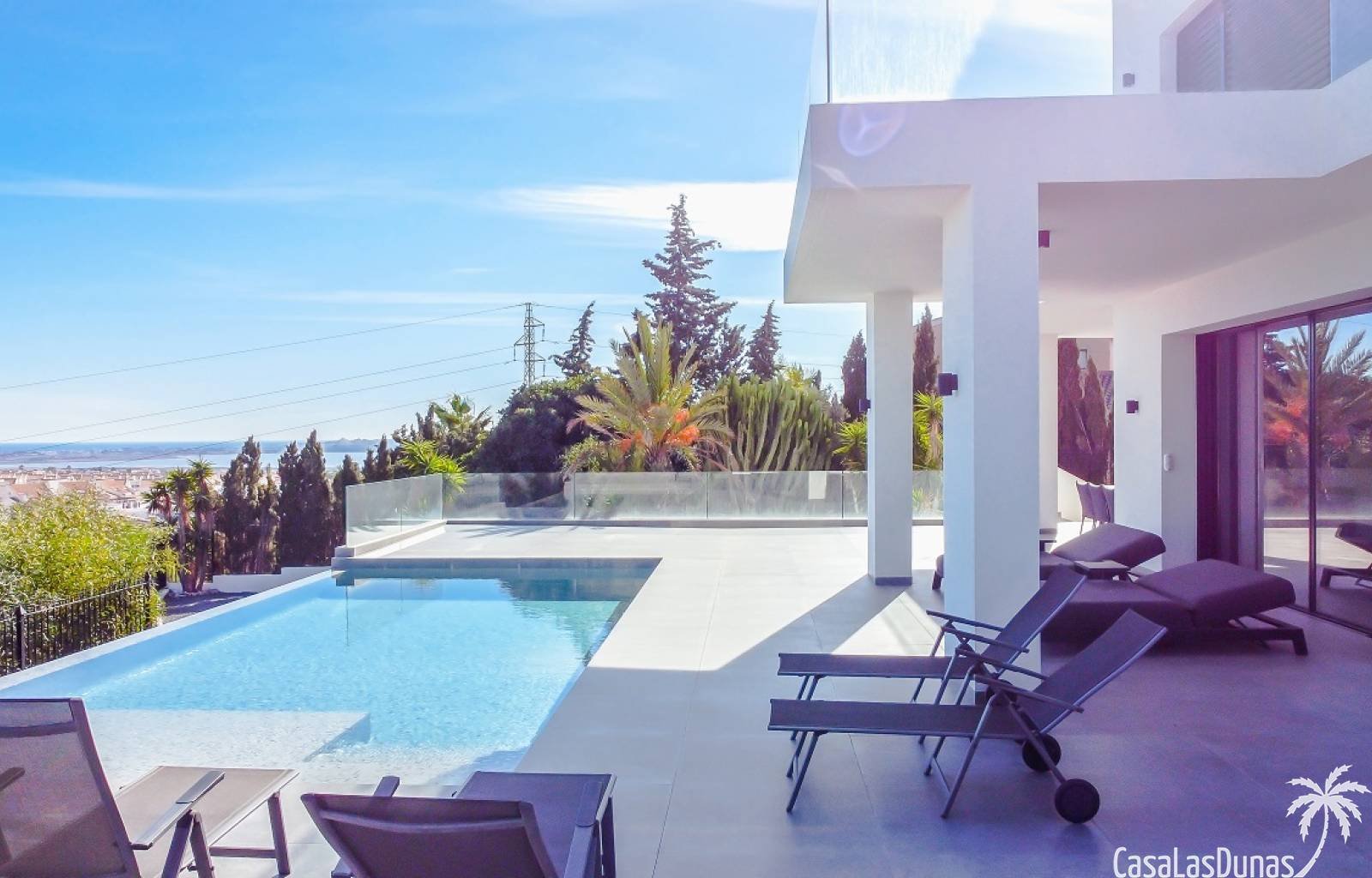  Moderne und luxuriöse Neubauvilla mit wunderschönem Meerblick in Ciudad Quesada und nur wenige Gehminuten von verschiedenen Einrichtungen wie Geschäf