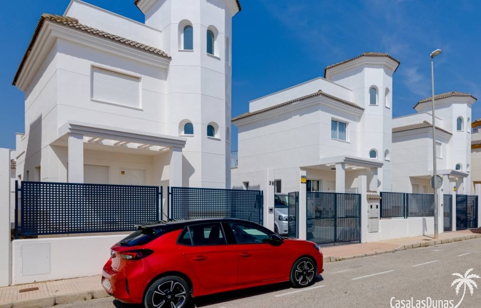  Zum ersten Mal mehrere einzelne Villen zum Verkauf! Liegt in der beliebten Urbanisation La Marina, San Fulgencio, mit nicht weniger als 3 Schlafzimme