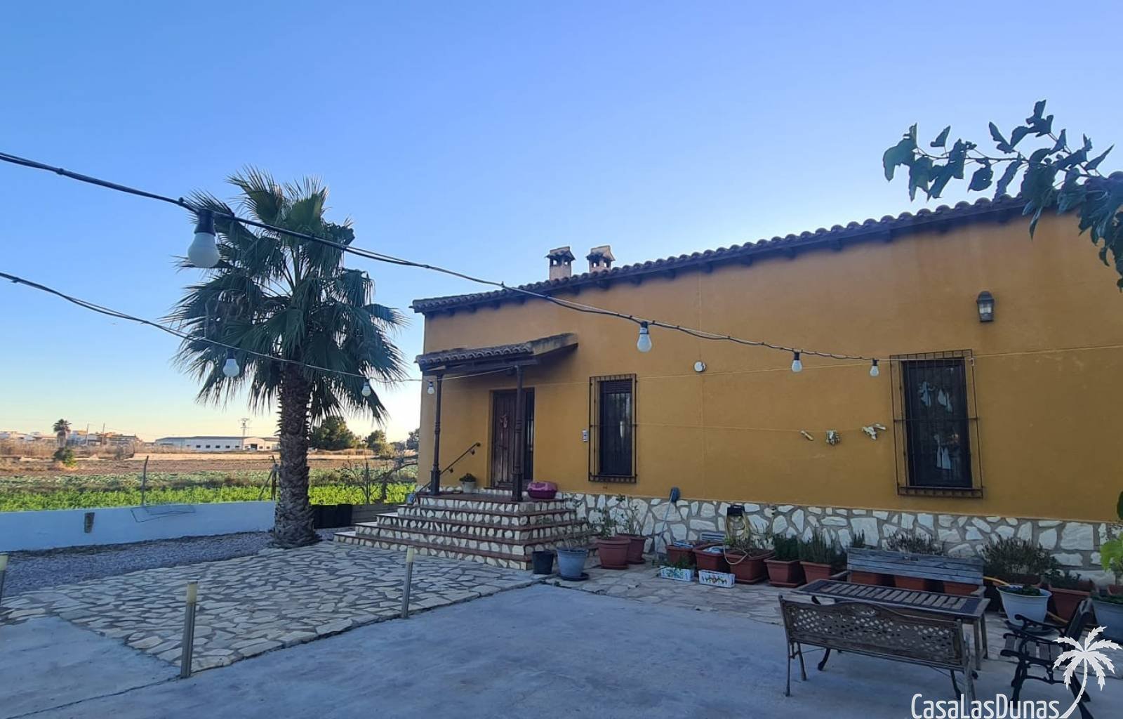  Dieses schöne Landhaus auf einem großen Grundstück sieht aus wie ein typisch spanisches Haus. Das Grundstück ist 3000 m2 groß. Ein schönes Plus ist d