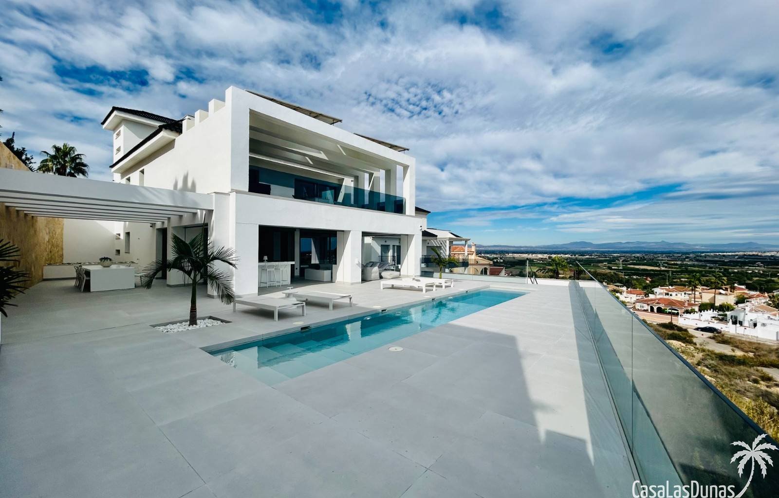  Luxusvilla-Schlüssel bereit!

 Komplett möblierte Villa in wunderschöner Lage in Ciudad Quesada. Diese Villa bietet einen wunderschönen Blick auf die