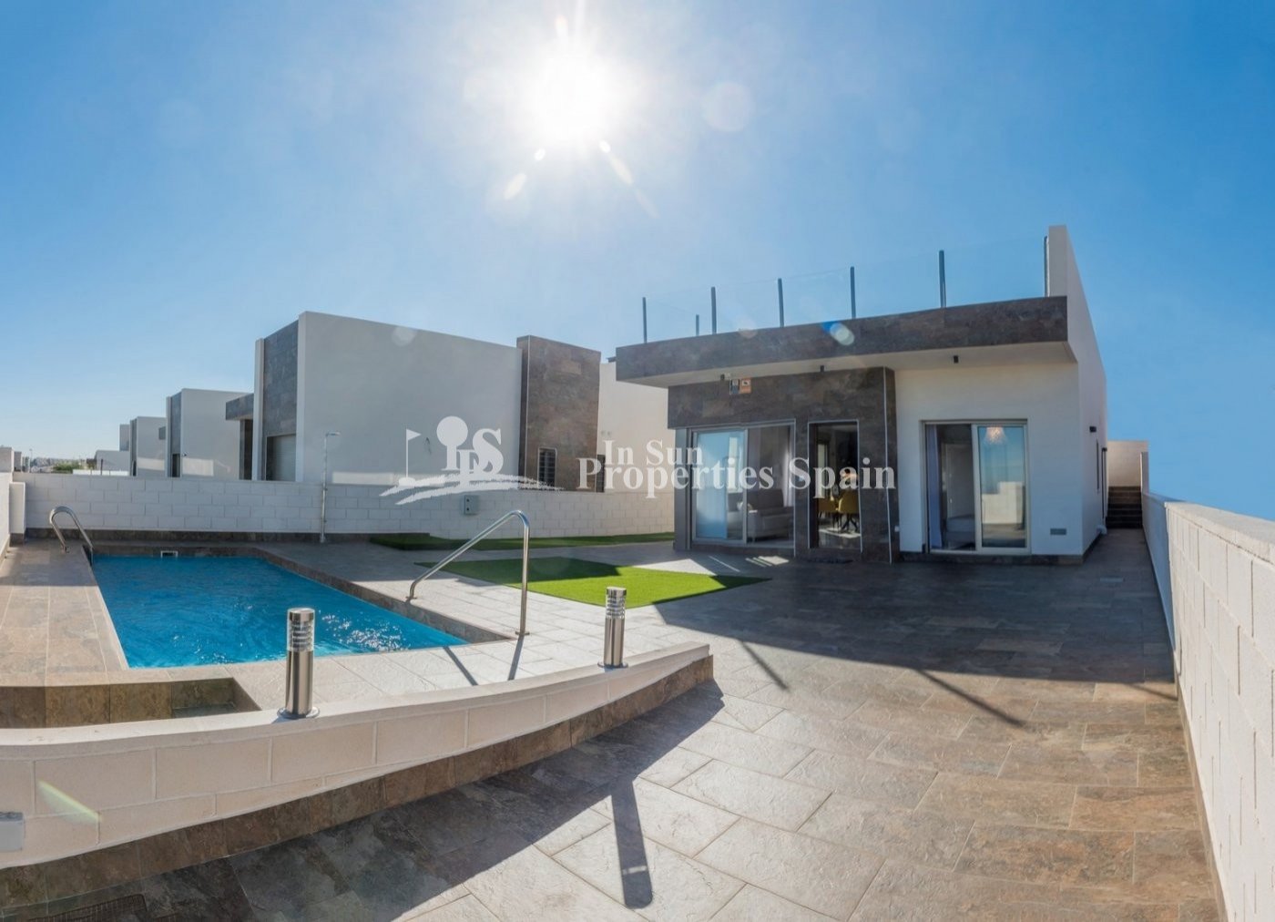 
												FANTASTISCHE KONTEMPORÄRE VILLA IN VILLAMARTIN neben dem Golfplatz .
 
Diese 157m2 Süd-Ost-Villa besteht aus 3 Schlafzimmern (alle mit Ei