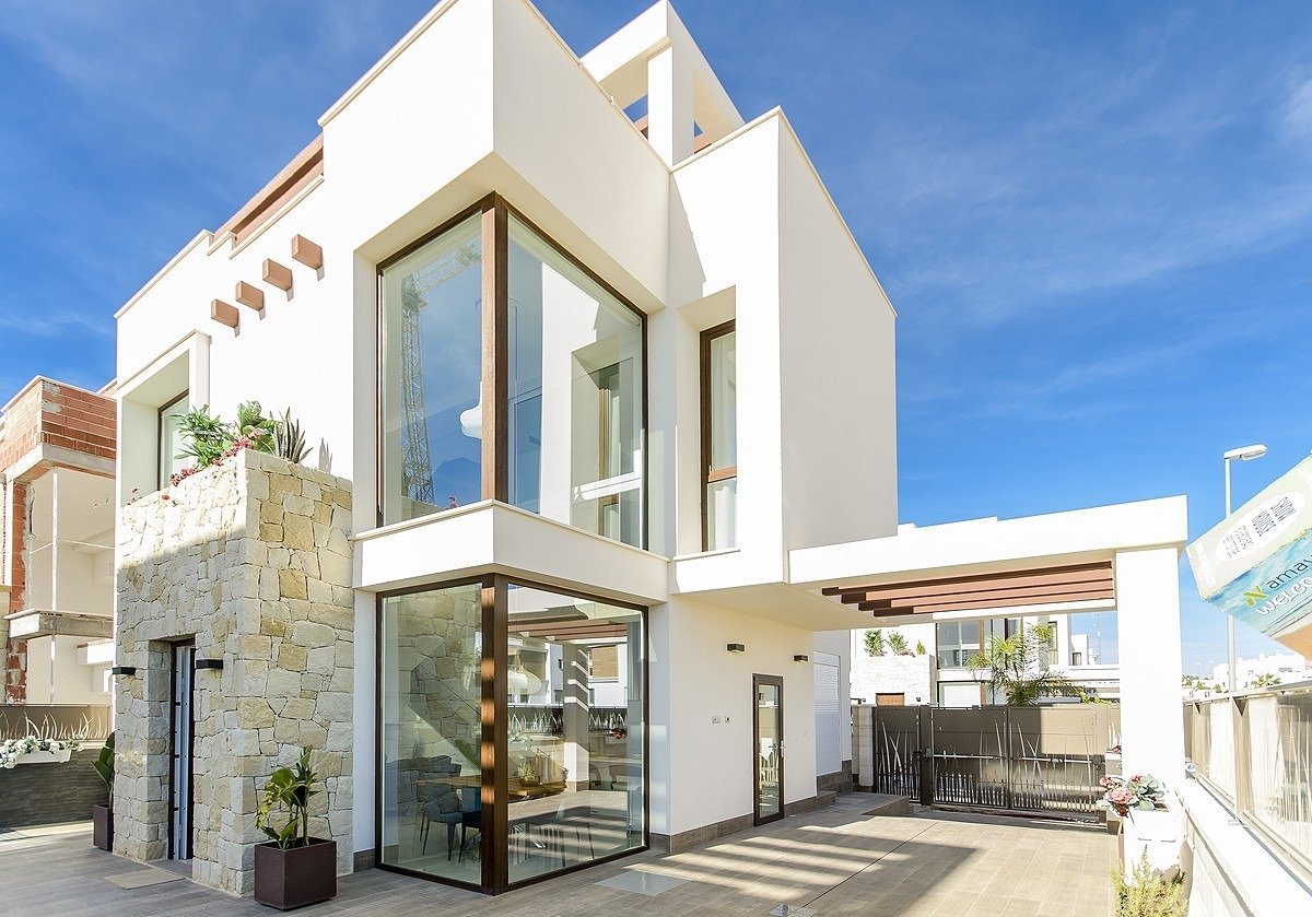 
												NEUBAU, SCHÖNE VILLA IN LA HERRADA, LOS MONTESINOS, mit privatem Pool und Garten.
 
Diese 116m2 Villa besteht aus 3 Schlafzimmern, 3 Bäde