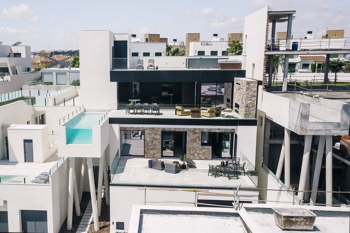 
												FANTASTISCHE EXKLUSIVE VILLA IN ROJALES MIT PRIVATEM POOL UND GARTEN mit Meerblick.

Diese Villa mit einzigartigem und exklusivem Design 