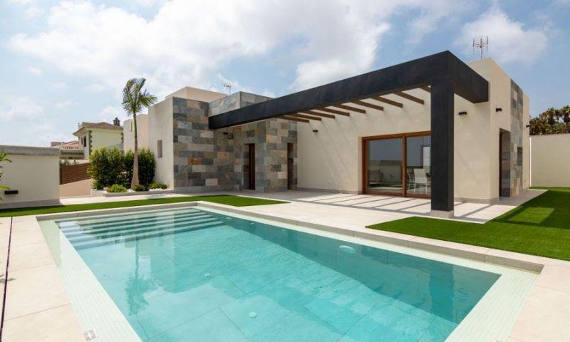 
												EXKLUSIVE VILLA IN LOS ALTOS mit privatem Pool.
 
Diese 280m2 Villa ist auf einem Grundstück von 400m2 gebaut und besteht aus 3 Schlafzim