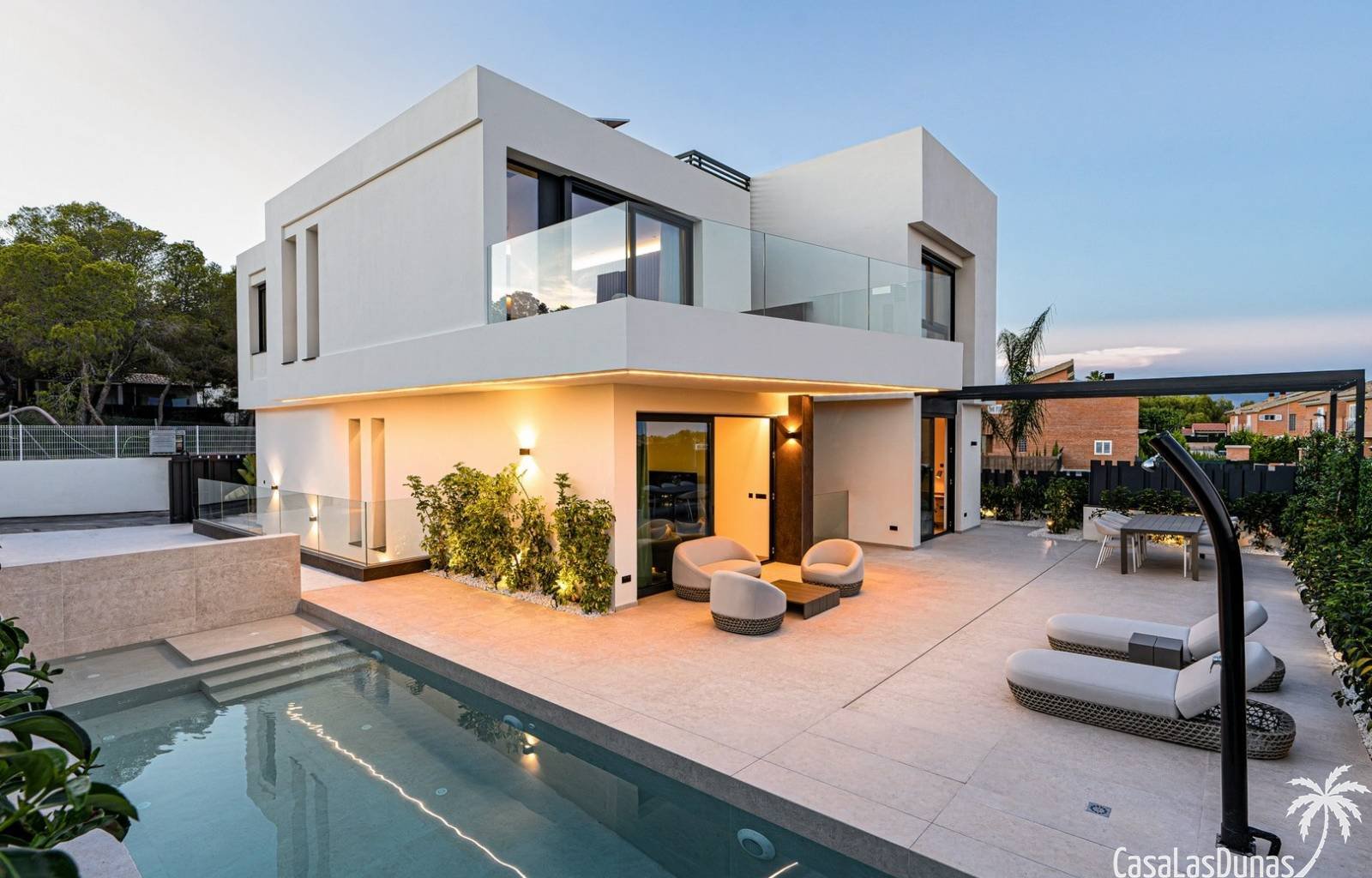  Diese Residenz liegt in der Nähe der Wohnanlage Coblanca in Benidorm und besteht aus 9 einzelnen Villen, jede mit einem privaten Garten mit einheimis