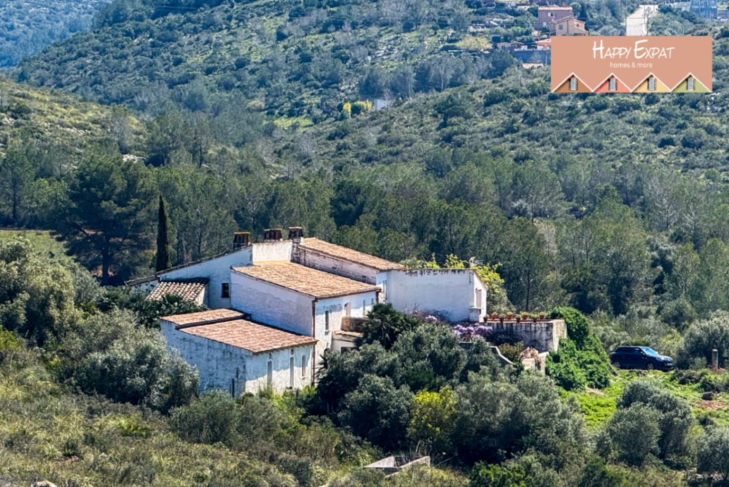 Umgeben von der rauen, offenen Schönheit des Naturparks Garraf bietet diese Masia aus dem 17. Jahrhundert die seltene Gelegenheit, ein vollständig res