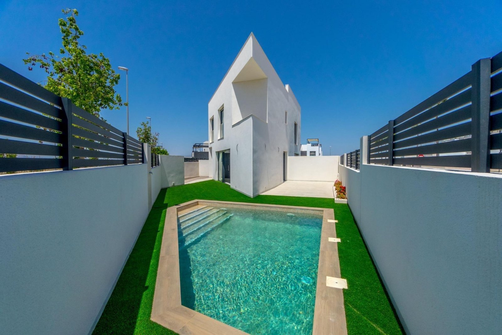 
												NEU GEBAUTE DOPPELHAUSHÄLFTE IN BENIJOFAR

Exklusive Doppelhaushälfte mit Pool und Garten in Benijofar.

Wunderschöne Neubau-Villa, gebau
