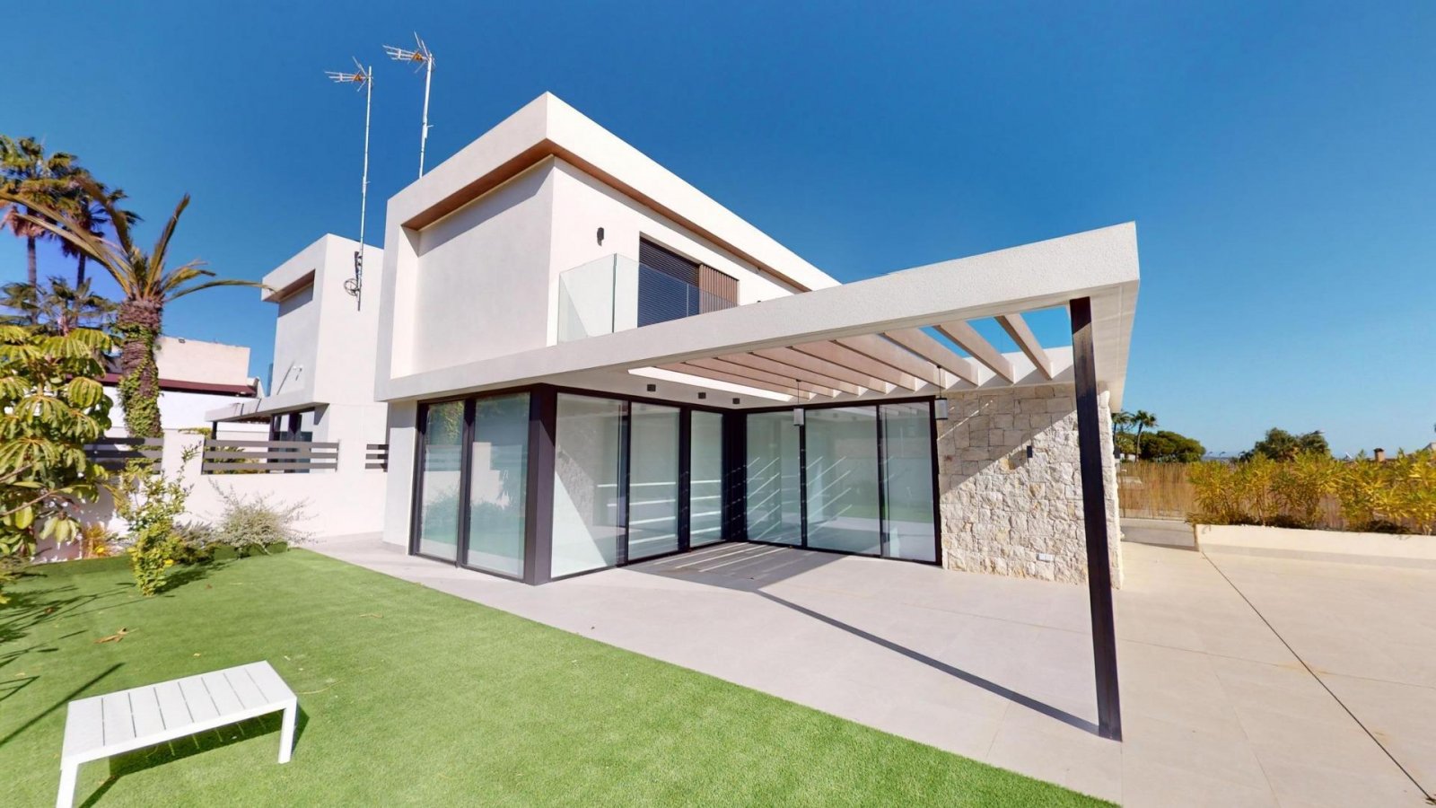 
												NEUBAU VILLEN IN ORIHUELA COSTA

Neubau einer kleinen Wohnanlage mit 4 modernen Villen in Lomas de Cabo Roig, Orihuela costa.

Jede Villa