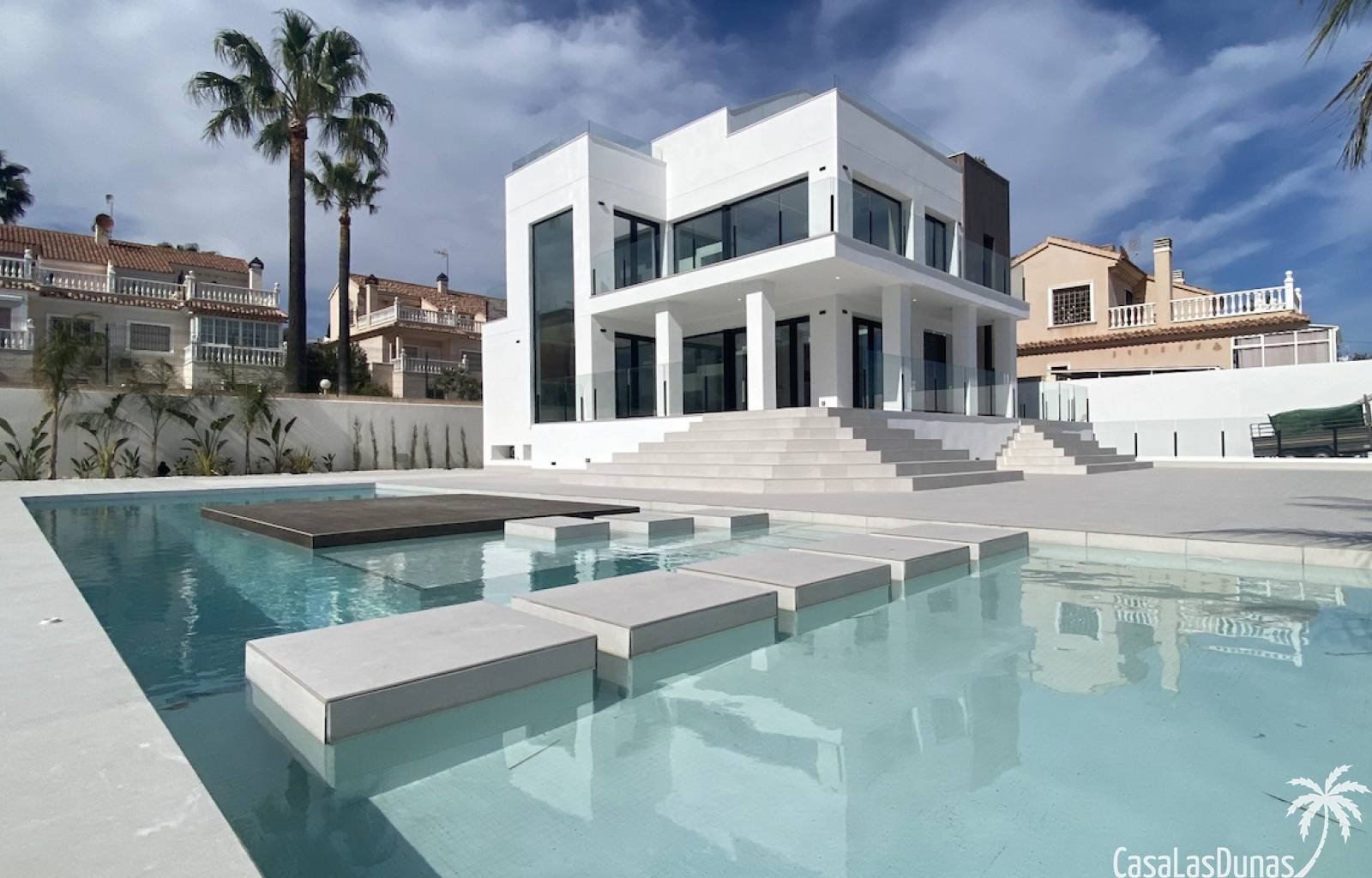  Tolles und großes Neubau-Villa-Projekt in Torrevieja. Diese Villa befindet sich in einer großartigen Stadt mit Stränden und Annehmlichkeiten rundheru